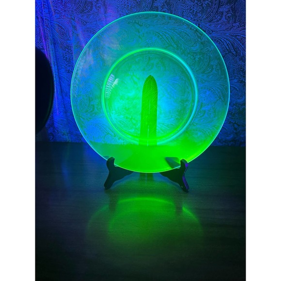 Vintage 9 1/2” uranium glass plate - Picture 2 of 10